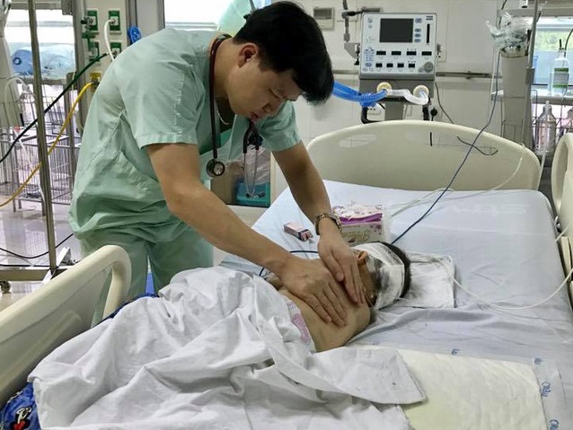 Bé trai 20 tháng tuổi bị ti vi rơi trúng đầu