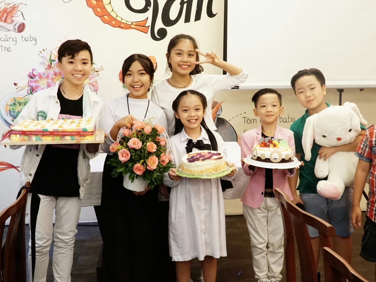 Lê Việt - Nhã Thy thân thiết với cả gia đình Gương mặt thân quen nhí