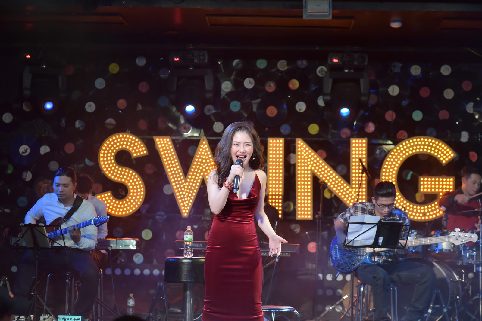 Hương Tràm đỏ rực gợi cảm khai màn năm mới 2017