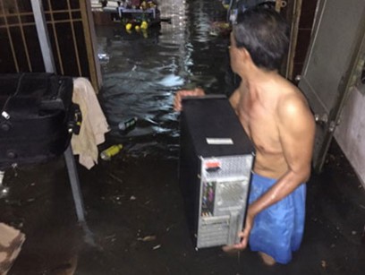 TP HCM Khắc phục sự cố bật nắp cống, ngập hàng trăm nhà dân