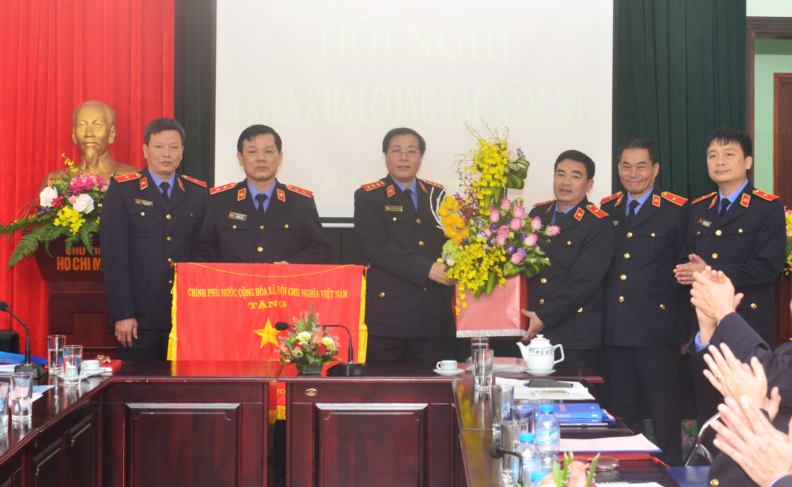 Phó Viện trưởng Thường trực VKSNDTC Nguyễn Hải Phong trao “Cờ thi đua của Chính phủ” cho tập thể Lãnh đạo Cơ quan điều tra của VKSNDTC