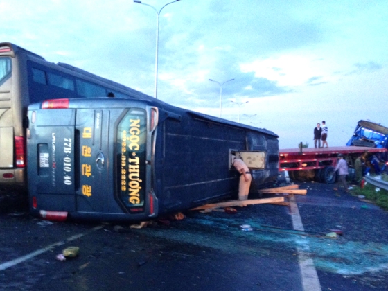 Nhiều ô tô tông nhau trên cao tốc, 10 người nhập viện