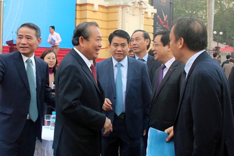  Phó Thủ tướng Trương Hòa Bình trao đổi cùng lãnh đạo TP Hà Nội tại buổi lễ