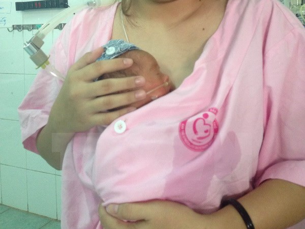 Cứu sống 2 bé sinh non nặng dưới 800gr kèm suy hô hấp nặng