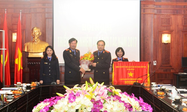 Đồng chí Trần Công Phàn, Phó Viện trưởng VKSNDTC trao “Cờ thi đua của Chính phủ” cho tập thể lãnh đạo Vụ 13