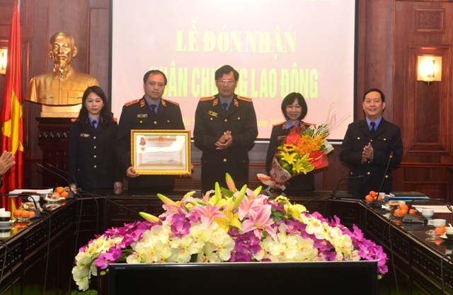 Đồng chí Trần Công Phàn, Phó Viện trưởng VKSNDTC trao Huân chương Lao động hạng Ba của Chủ tịch nước cho tập thể lãnh đạo Vụ 13