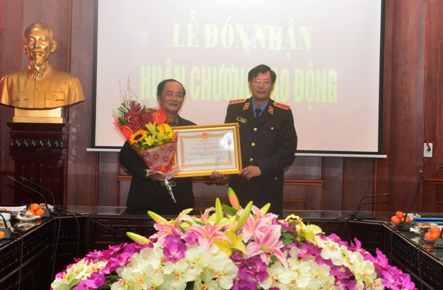 Phó Viện trưởng VKSNDTC Trần Công Phàn trao Huân chương Lao động hạng Ba của Chủ tịch nước cho đồng chí Lại Hợp Việt, nguyên Vụ trưởng Vụ 13