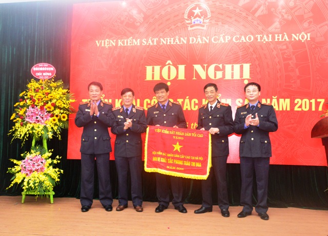 Phó Viện trưởng VKSNDTC Lê Hữu Thể trao Cờ thi đua ngành KSND cho tập thể lãnh đạo Viện cấp cao 1