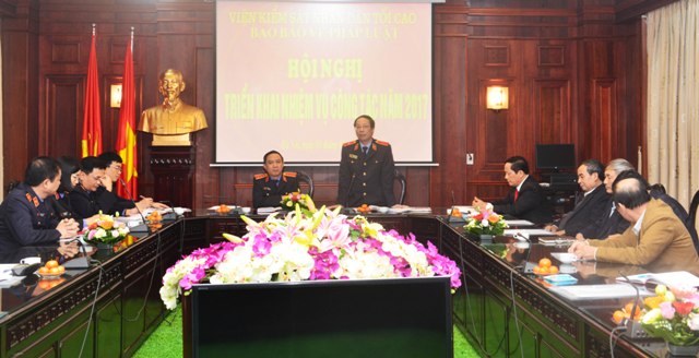 Đồng chí Phạm Xuân Chiến - Tổng biên tập Báo Bảo vệ pháp luật phát biểu tại Hội nghị