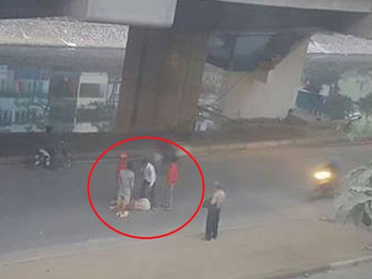 Người đàn ông rơi từ nhà ga đường sắt trên cao xuống đường