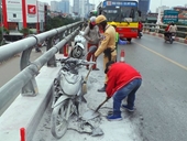 Xe máy cháy trơ khung trên cầu vượt ở Hà Nội