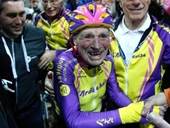 Cụ ông 105 tuổi người Pháp phá kỷ lục thế giới về đạp xe