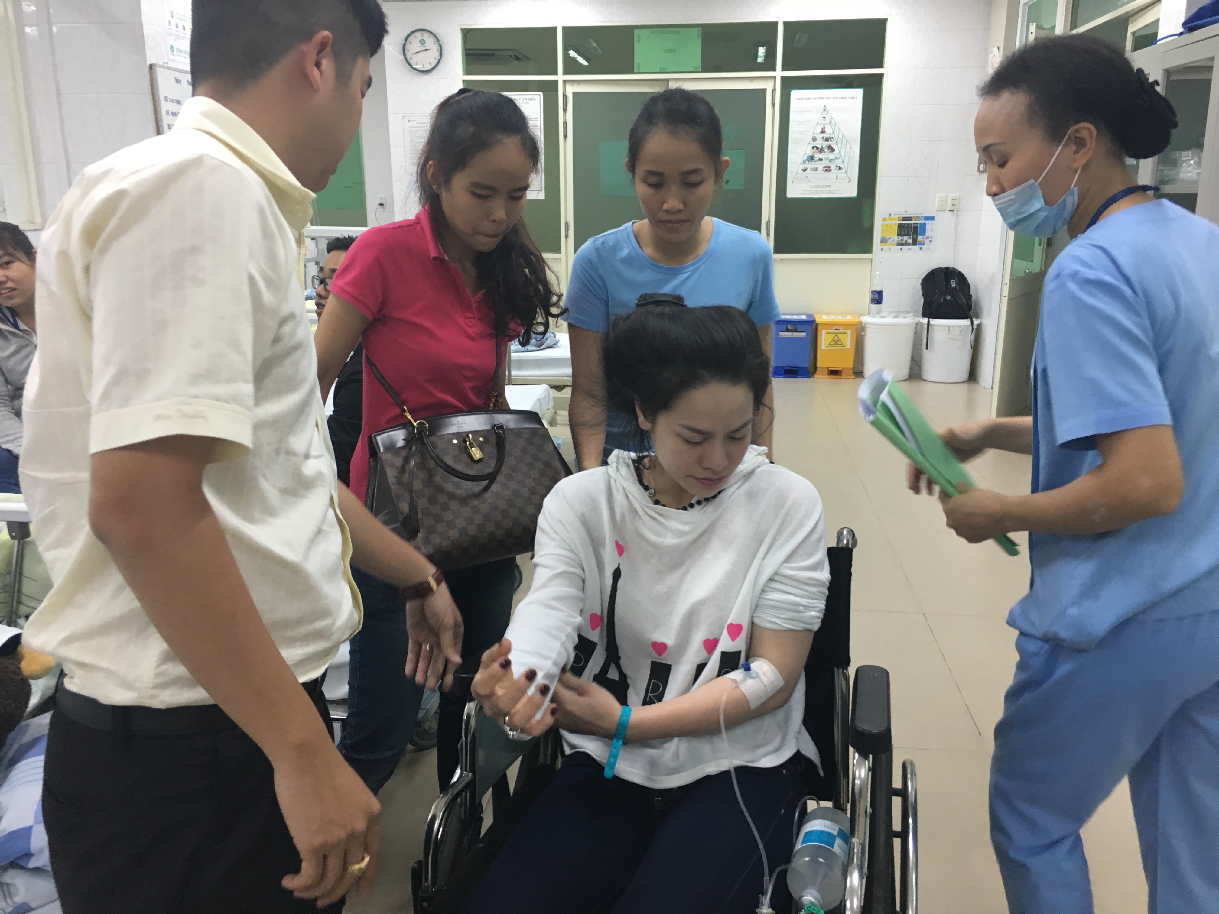 Bị co giật trên máy bay, Nhật Kim Anh khiến nhân viên hàng không hết vía