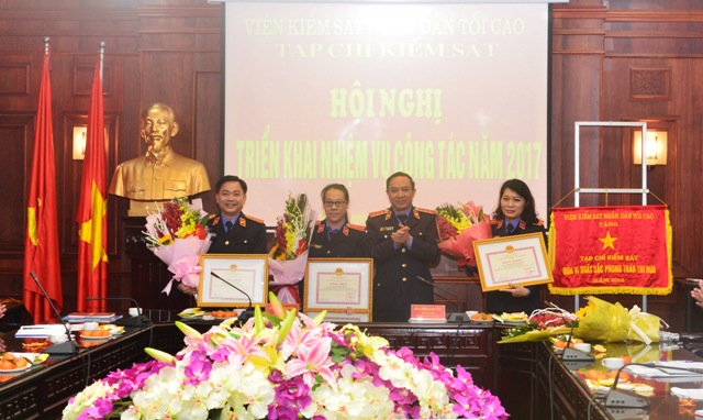 Phó Viện trưởng VKSNDTC Bùi Mạnh Cường trao các danh hiệu thi đua cho các tập thể và cá nhân của Tạp chí Kiểm sát 