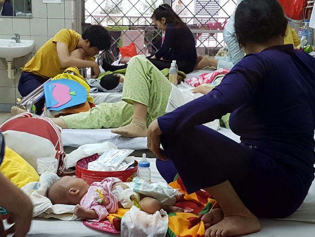 Mùa đông ấm bất thường, nhiều trẻ nhập viện vì được chăm sóc quá kỹ