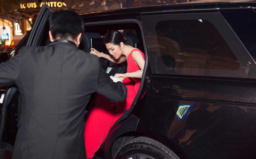 Siêu mẫu Thu Hằng đi xe sang Hàng hiếm đến dự sự kiện