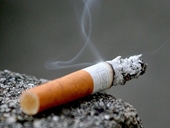 Từ 1 2, gạt tàn thuốc lá bừa bãi có thể bị phạt đến 1 triệu đồng
