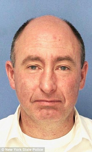 Chi tiền mua gần 1 000 tờ báo để che giấu chuyện mình bị bắt