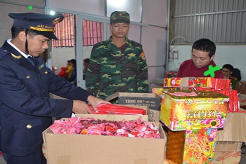 Bắt đối tượng vận chuyển 52 kg pháo lậu