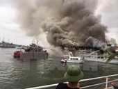Cháy tàu du lịch chở 14 du khách nước ngoài trên vịnh Hạ Long