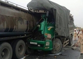 Xe tải tông container trên quốc lộ, 2 người tử vong