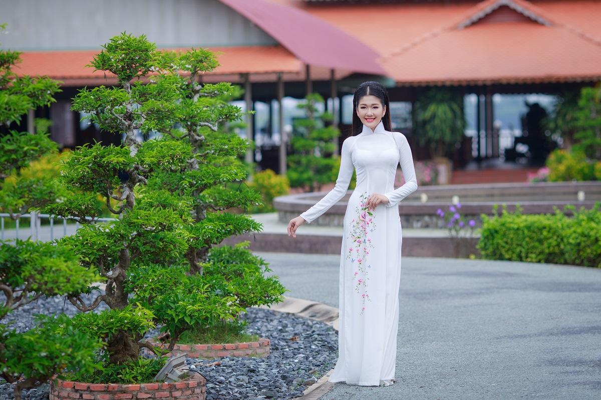 Á khôi Xuân An duyên dáng áo dài dưới nắng Xuân