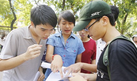 Học sinh lớp 12 năm nay phải đối mặt với nhiều thay đổi bất ngờ trong kỳ thi THPT quốc gia 2017. Ảnh: Như Ý.