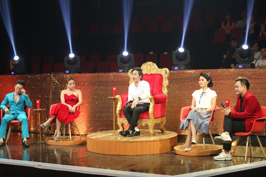 NSƯT Hoài Linh  Những lúc bệnh không đi diễn, tự soi gương, tự vẽ mặt rồi cười khóc một mình