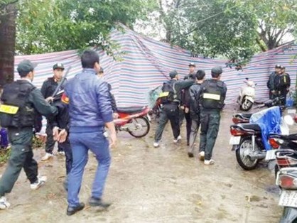 Đột kích sới bạc khủng trong trang trại, giữ hàng chục đối tượng