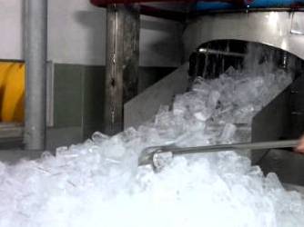 Phạt cơ sở sản xuất nước đá bẩn 36 triệu đồng