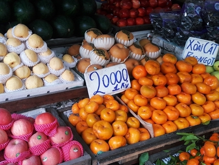 Trái cây, bánh kẹo Trung Quốc đổ về chợ Sài Gòn trước Tết