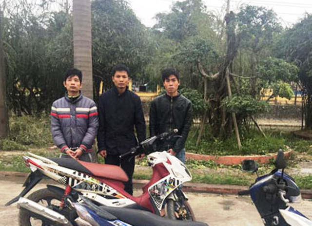 Bắt nhóm đối tượng chuyên ép xe nữ công nhân, cướp tài sản