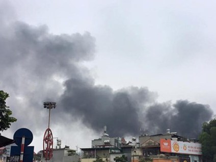 Cháy lớn tại cửa hàng nội thất trên đường Đê La Thành ​