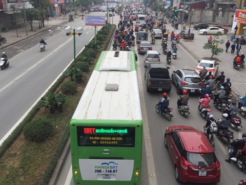 Lắp dải phân cách cứng tại một số điểm nhà chờ buýt nhanh BRT
