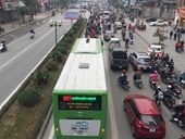 Lắp dải phân cách cứng tại một số điểm nhà chờ buýt nhanh BRT