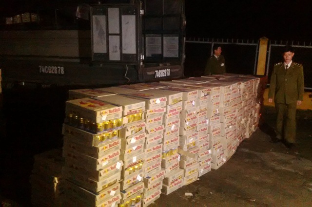  Hàng trăm thùng bò húc nhập lậu được vận chuyển trên xe tải BKS: 74C-028.78.