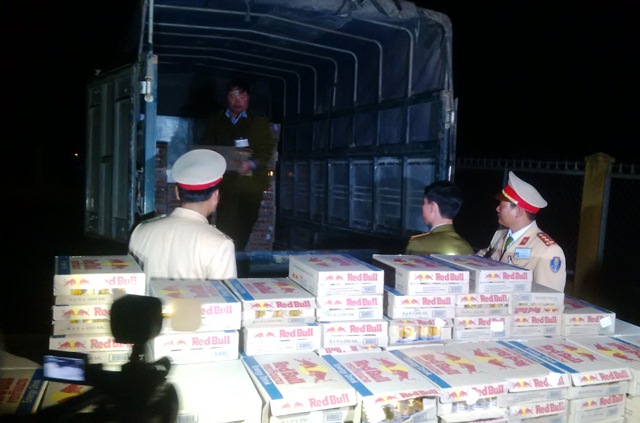 Bắt giữ xe tải chở hơn 16 800 lon Bò húc nhập lậu