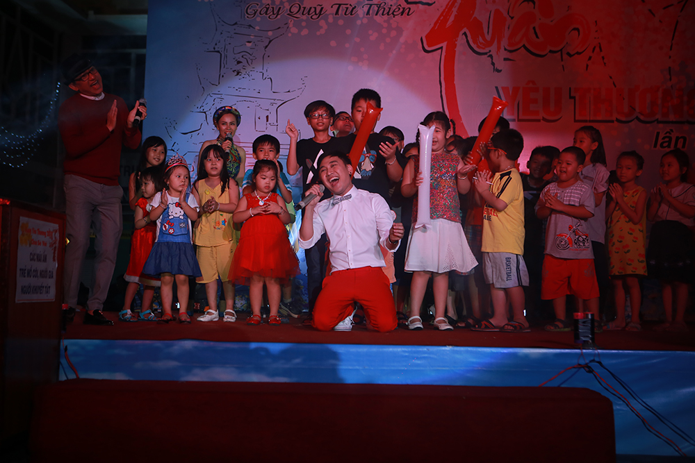 Nguyễn Hồng Thuận gặm bánh mì làm show nhạc từ thiện