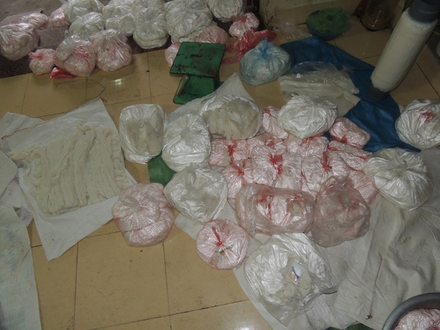 Bắt quả tang cơ sở sản xuất bánh phở dùng chất cấm formol