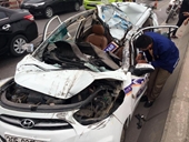7 ôtô tông liên hoàn trên cầu Thanh Trì, xe taxi bị vò nát