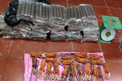 Bắt đối tượng vận chuyển 80kg thuốc nổ cùng 500 kíp điện