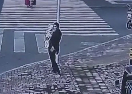  Hình ảnh người đàn ông bồng con trên đường liên tục đi lại khiến cảnh sát nghi ngờ (Ảnh cắt từ clip)