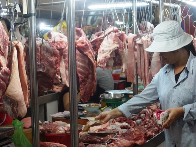 Lợn hơi rẻ hơn rau xanh, người dân vẫn phải mua thịt giá đắt