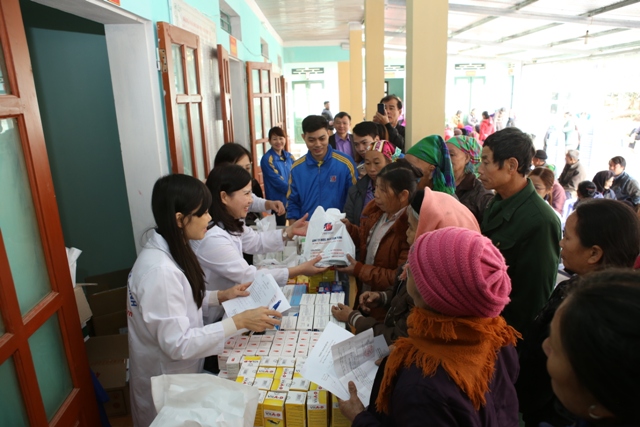 Đoàn từ thiện Tâm Bình cấp phát thuốc miễn phí cho người dân nghèo xã Hùng Lợi