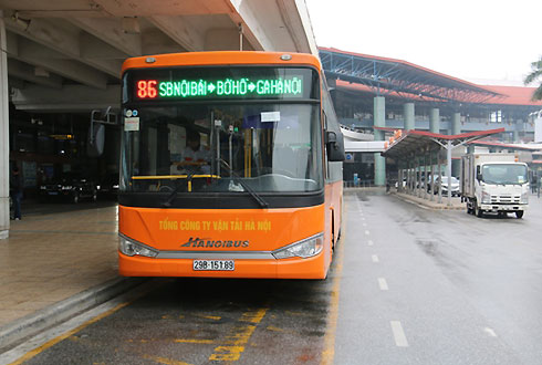  Xe buýt sân bay Nội Bài đóng bến lúc 23h30 chiều từ sân bay về trung tâm thành phố. Ảnh: Xuân Hoa.