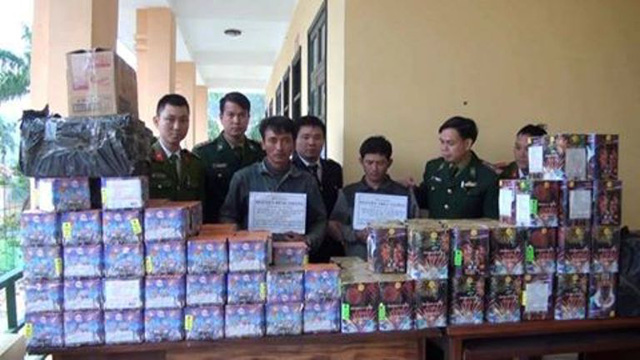 Bắt hai đối tượng chở 3 tạ pháo từ Lào về Việt Nam