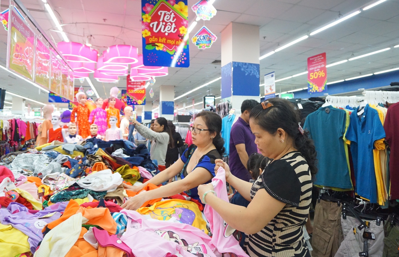 Siêu thị Co opmart giảm giá đến tận sáng 30 tết phục vụ khách