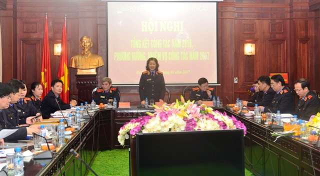 Đồng chí Nguyễn Thị Thủy Khiêm, Bí thư Đảng ủy, Phó Viện trưởng VKSNDTC phát biểu tại Hội nghị 