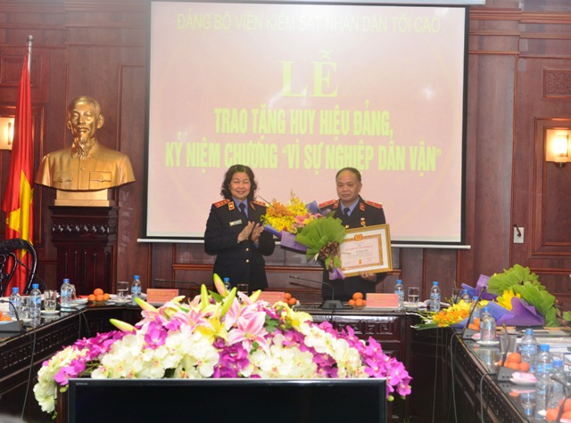 Đồng chí Nguyễn Thị Thủy Khiêm, Bí thư Đảng ủy, Phó Viện trưởng VKSNDTC trao tặng Huy hiệu 30 năm tuổi Đảng cho đảng viên Đỗ Thanh Bình 