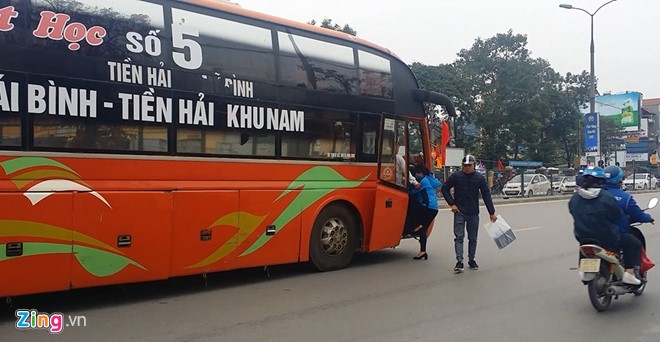Nhiều nhà xe bắt khách trên đường Giải Phóng. 